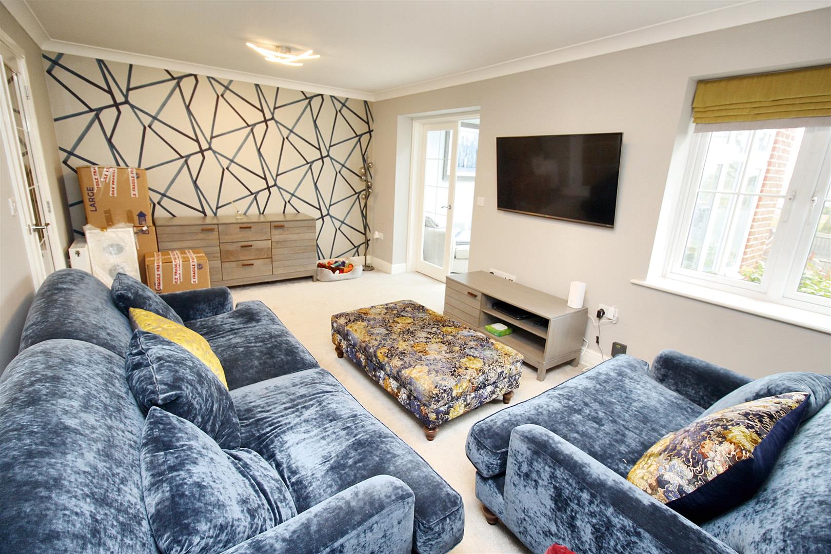 3 bed property in Larissa Close, Reading